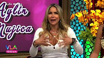 i saw aylin mujica in that short skirt