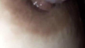 Capezzolo Pieno Di Saliva E Cappella In Intense Saliva Play