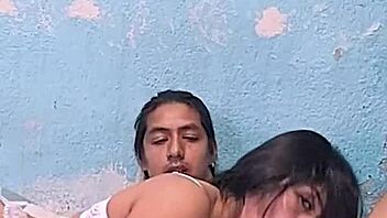 mi esposa con el vato de a lado cogiendo a escondidas de mi