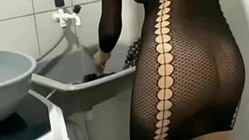 Contratei essa empregada e ela veio com esse vestido que tesão, não consegui me segurar!