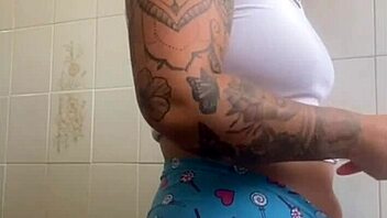 EU QUERO CARINHO NA XERECA FLASHING THAT BIG PUSSY!