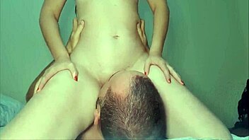 chupando bem gostoso essa bucetinha rosada e molhada da ruiva safada