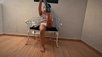 ninfetinha inocente se masturba deixando o safado pronto pra meter na bucetinha apertada 😏🍆