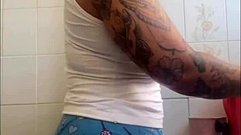 EU QUERO CARINHO NA XERECA FLASHING THAT BIG PUSSY!