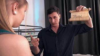 Varför knullas Jenny Wild hårt på hotell med stönblowjob och fitlicks?