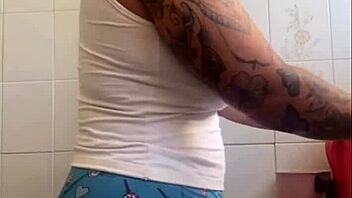 EU QUERO CARINHO NA XERECA FLASHING THAT BIG PUSSY!