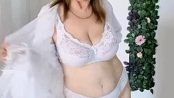 i busty lady feelin so excited showin private area close up