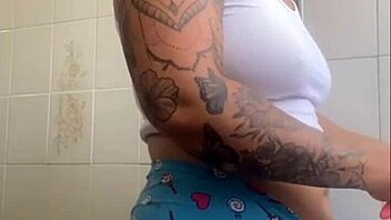 EU QUERO CARINHO NA XERECA FLASHING THAT BIG PUSSY!