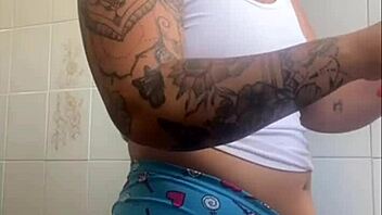 EU QUERO CARINHO NA XERECA FLASHING THAT BIG PUSSY!