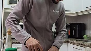 cocino una tortilla me desnudo me pajeo y me corro sobre la comida con big cock 🍆