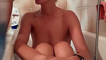 Milf Sandra GOLDENER REGEN ZUNGENANAL RIMMING And Facial Cumshot