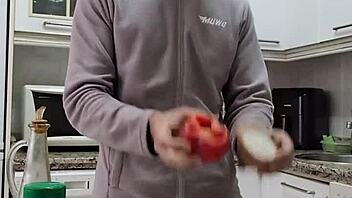 cocino una tortilla me desnudo me pajeo y me corro sobre la comida con big cock 🍆