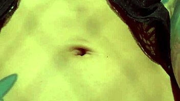 Puedes mamar mi clítoris, puta con coño rapado y clítoris grande escupiendo 😏