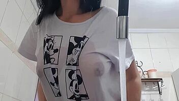 Oh wow, the faxineira is washing dishes with big tits out for mature Latina massage and masturbation sex