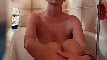 Milf Sandra GOLDENER REGEN ZUNGENANAL RIMMING And Facial Cumshot