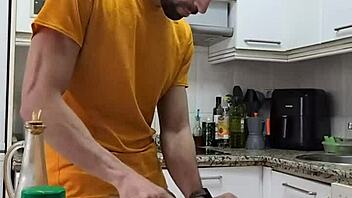 cocino una tortilla me desnudo me pajeo y me corro sobre la comida con big cock 🍆