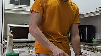 cocino una tortilla me desnudo me pajeo y me corro sobre la comida con big cock 🍆