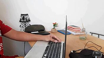 mature lady gets her ass pounded by the repairman 😈🍑