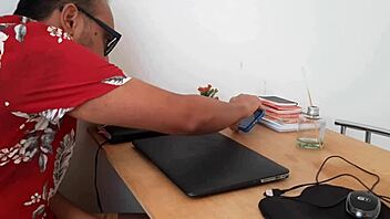 mature lady gets her ass pounded by the repairman 😈🍑