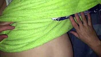 encuentro a la mama de mi mejor amigo en la habitacion y me aprovecho que esta caliente 🔥💦