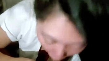 istri yang tidak setia selalu memuaskan pria lain di belakang suaminya dengan blowjob dan homemade femdom