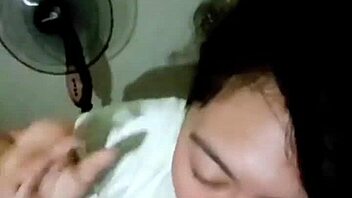 istri yang tidak setia selalu memuaskan pria lain di belakang suaminya dengan blowjob dan homemade femdom