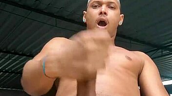 Vc vai achar estranho mais fui no terra�o para gozar na sua boquinha guando pedi para vc colocar a linguinha para fora leitei sua cara toda vc � minha sub