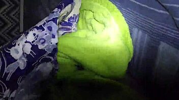 encuentro a la mama de mi mejor amigo en la habitacion y me aprovecho que esta caliente 🔥💦