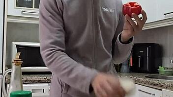 cocino una tortilla me desnudo me pajeo y me corro sobre la comida con big cock 🍆