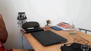 mature lady gets her ass pounded by the repairman 😈🍑