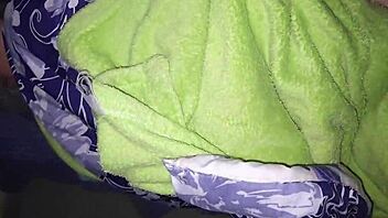 encuentro a la mama de mi mejor amigo en la habitacion y me aprovecho que esta caliente 🔥💦