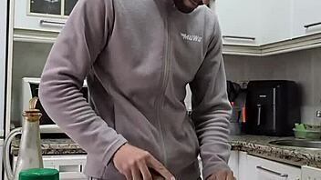 cocino una tortilla me desnudo me pajeo y me corro sobre la comida con big cock 🍆