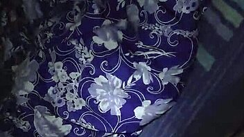 encuentro a la mama de mi mejor amigo en la habitacion y me aprovecho que esta caliente 🔥💦