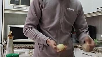 cocino una tortilla me desnudo me pajeo y me corro sobre la comida con big cock 🍆