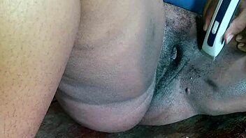 Barbeiro De Buceta Vizinho Depilando A Bucetinha Da Gordinha Casada Enquanto O Marid�o Da No Trabalho!