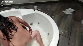 Adelanto de video shows her with her boss in a jacuzzi encounter