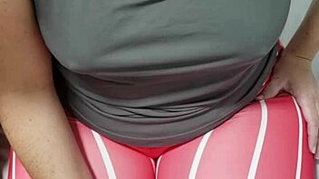 Coroa gordinha gostosa bucetuda traindo marido corno assistindo na webcam