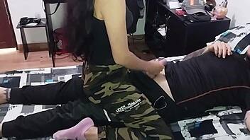 Mi padrastro me folla bien rico con su monster cock antes de la universidad! 🍆💦