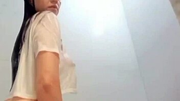 safada masturbates intensely under shower