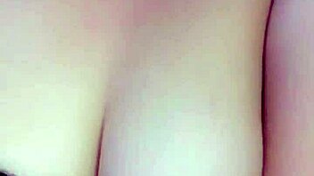 This Vietnamese girl puts on a casual show.