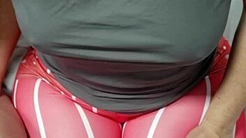 Coroa gordinha gostosa bucetuda traindo marido corno assistindo na webcam