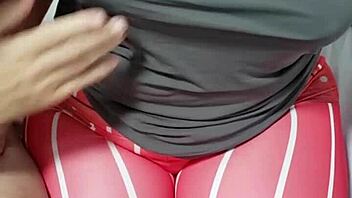 Coroa gordinha gostosa bucetuda traindo marido corno assistindo na webcam