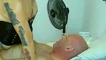 Acabando como una perra con enorme pija metida en el culo hasta el fondo!