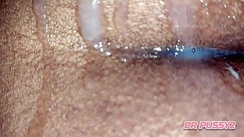 Deixei o rabo e a pussy cremosa de fora para o meu inquilino pagar a renda?