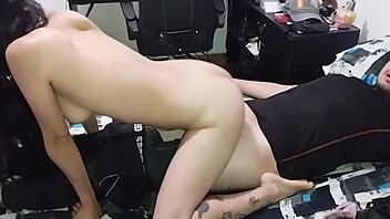 Mi padrastro me folla bien rico con su monster cock antes de la universidad! 🍆💦