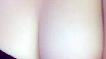 This Vietnamese girl puts on a casual show.