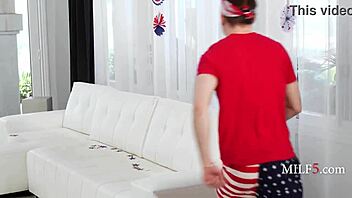 peeking at curvy ebony milf's big ass buns 😏🍑