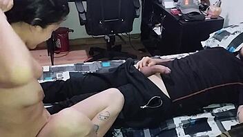 Mi padrastro me folla bien rico con su monster cock antes de la universidad! 🍆💦