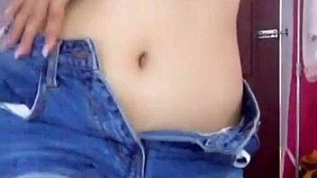 This Vietnamese girl puts on a casual show.