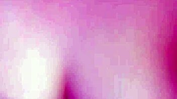 This Vietnamese girl puts on a casual show.